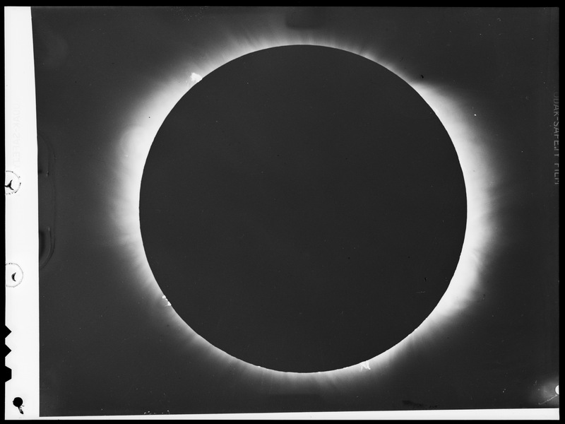 Eclipse totale de soleil du 15 Février 1961 - Contretype de cliché de l'Observatoire de Haute-Provence (titre forgé)