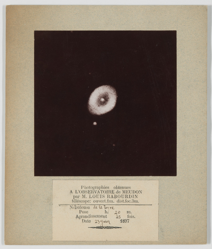 Photographies obtenues à l’observatoire de Meudon par M. Louis Rabourdin : nébuleuse de la Lyre. Télescope 1m ouverture, 3m distance focale ; pose 20 m ; agrandissement 25 fois ; date 23 juin 1897 (titre original)