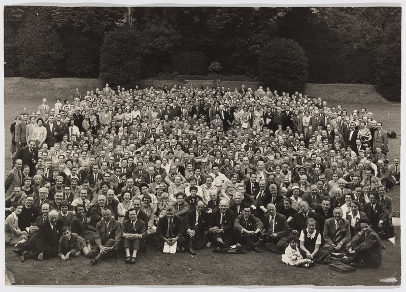 Photographie de groupe prise lors de la 9e assemblée générale de l’Union Astronomique Internationale à Dublin [29 août - 5 septembre 1955] (titre forgé)