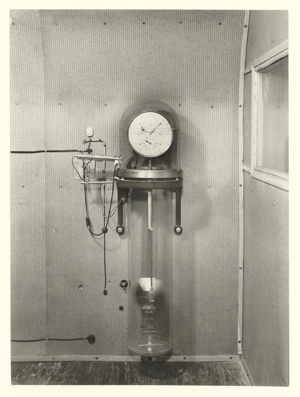 Observatoire de Brera, Milan [Italie]. Horloge Rieffer avec appareil enregistreur photoélectrique. (titre forgé)