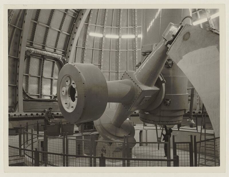 Télescope 193cm de l'Observatoire de Haute Provence - vue intérieure de la coupole : vue de la monture équatoriale (titre forgé)