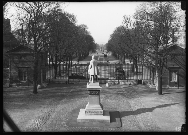 L'avenue de l'Observatoire et la cour d'honneur, vue depuis la salle du conseil (aujourd'hui salle Picard), le 6 avril 1935 - Observatoire de Paris (titre forgé)