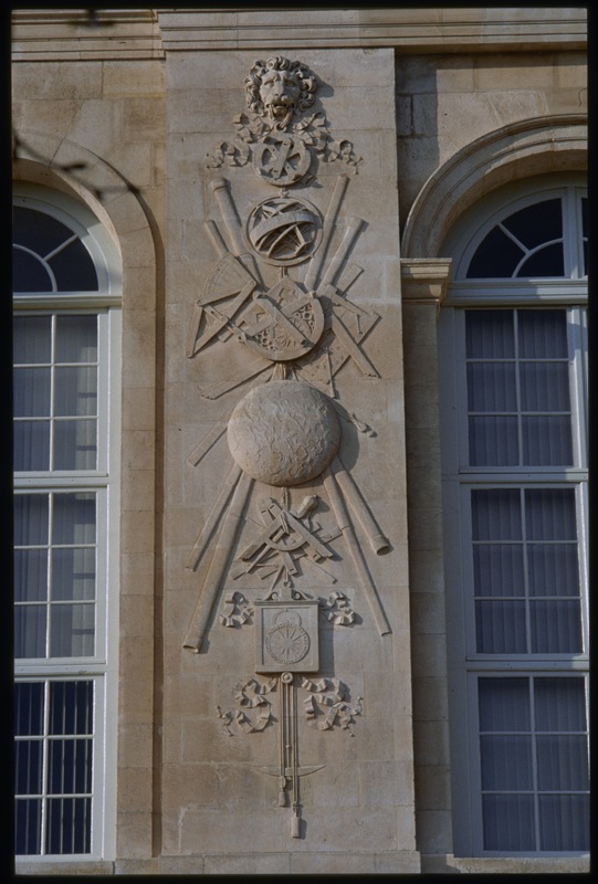 Observatoire de Paris, façade sud du bâtiment Perrault - Bas-reliefs de Temporiti (titre forgé) / [3 images]