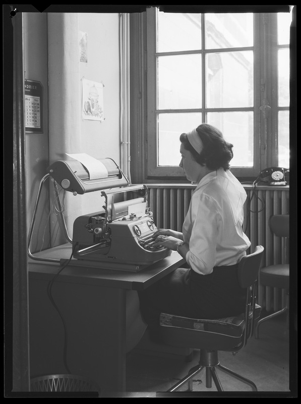 Madame Eck à son bureau, service de l'imprimerie - Observatoire de Paris [1965] (titre forgé)