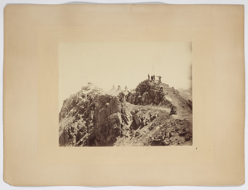 Observatoire du Pic du Midi : vue d’ensemble et personnages prenant la pose (titre forgé) / [2 images]