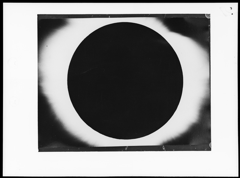 Eclipse totale de soleil du 15 Février 1961 - Contretype d'un cliché de l'Observatoire de Haute-Provence (titre forgé)