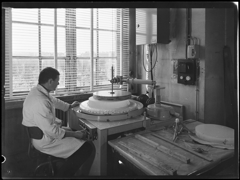 Machine à polir de 80cm - Laboratoire d'Optique de l'Observatoire de Paris (titre forgé) / [2 images]