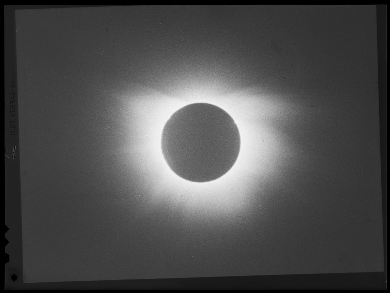 Eclipse totale de soleil du 15 Février 1961 - Contretype de cliché de l'Observatoire de Haute-Provence (titre forgé)