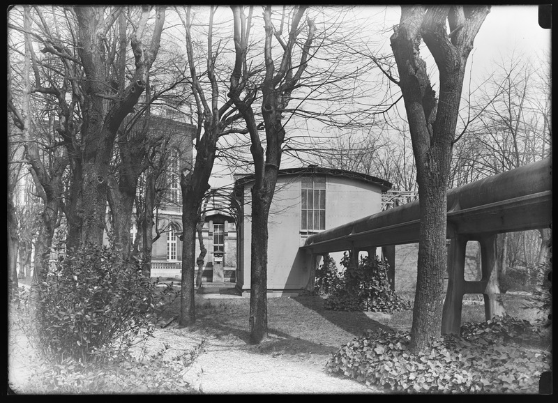 Pavillon du cercle méridien Bischoffsheim et tube de mire, le 28 mars 1934 - Observatoire de Paris (titre forgé)