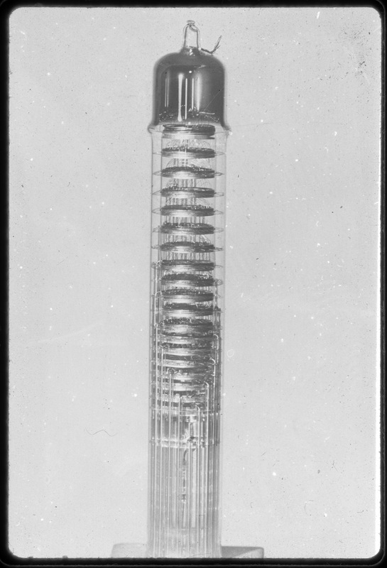 Cellule 20 étages sensible à la lumière visible - Laboratoire physique astronomique, Observatoire de Paris (titre forgé) / [2 images]