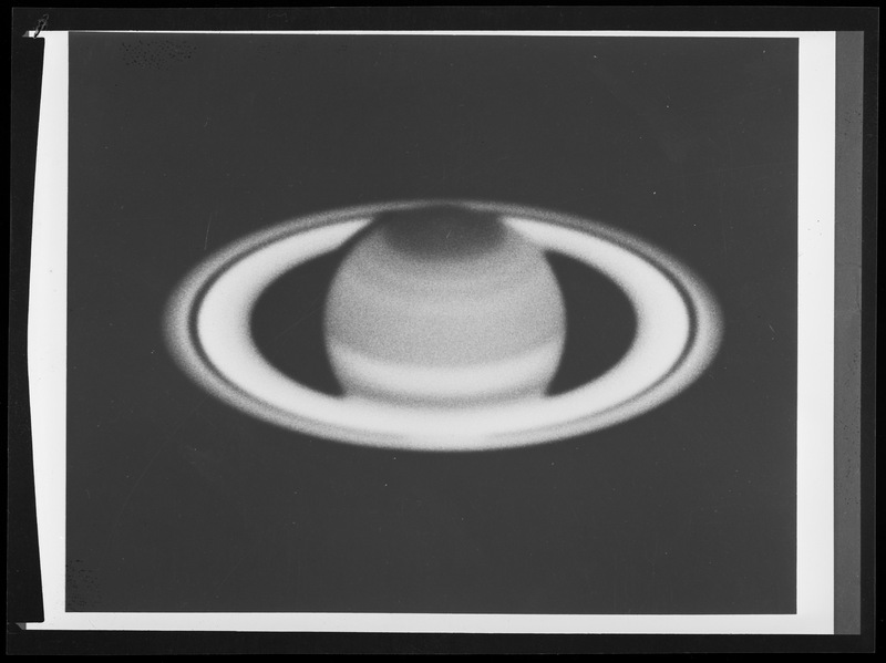 SATURNE. Photo sans filtre. Télescope de 100 pouces. Cliché Humason, pose 2s le 23 novembre 1943. Observatoires Mt Wilson et Mt Palomar ( forgé)