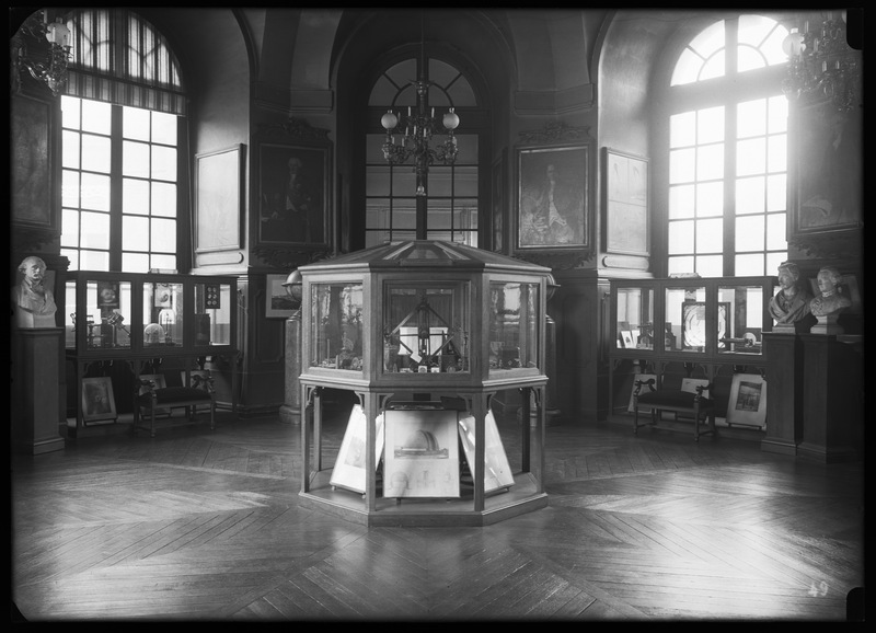 Le musée, rotonde Ouest (aujourd'hui salle du conseil), vue générale, le 12 mai 1934 - Observatoire de Paris (titre forgé)