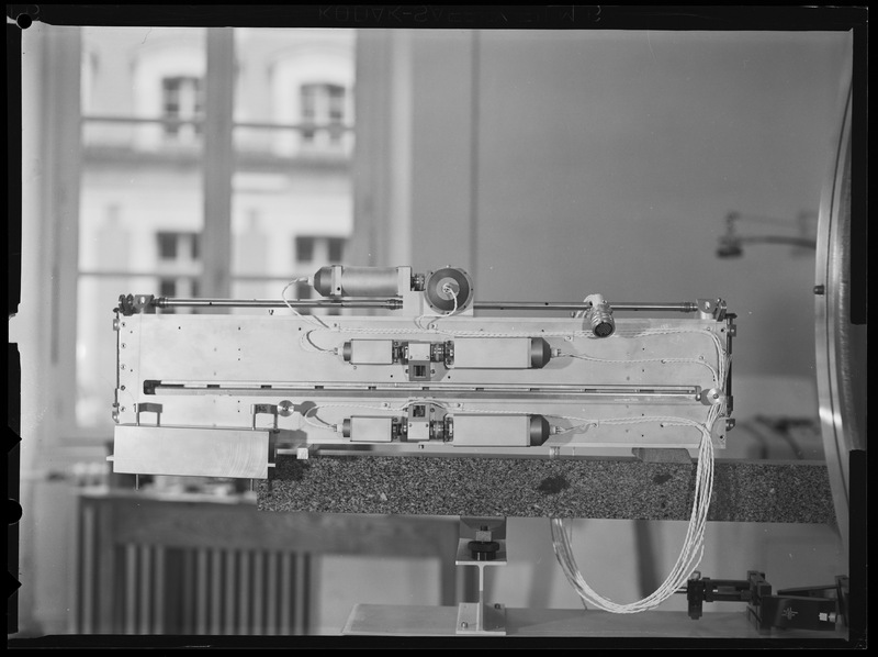 Spectrographe sous-vide de 10m pour l'ultraviolet : commandes des diaphragmes du porte-plaques - Laboratoire de Physique Atomique et Moléculaire Félenbock, Département d'Astrophysique Fondamentale (DAPHE) - Observatoire de Meudon (décembre 1971) (titre forgé)