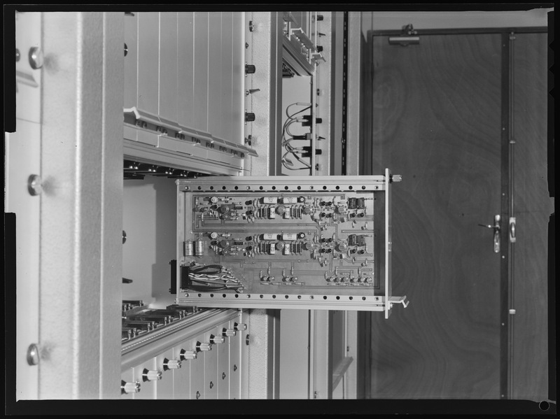 Récepteur à multi corrélations de l'interféromètre Est-Ouest : tiroir des modulateurs - Station de radioastronomie de Nançay (Cher) (titre forgé)