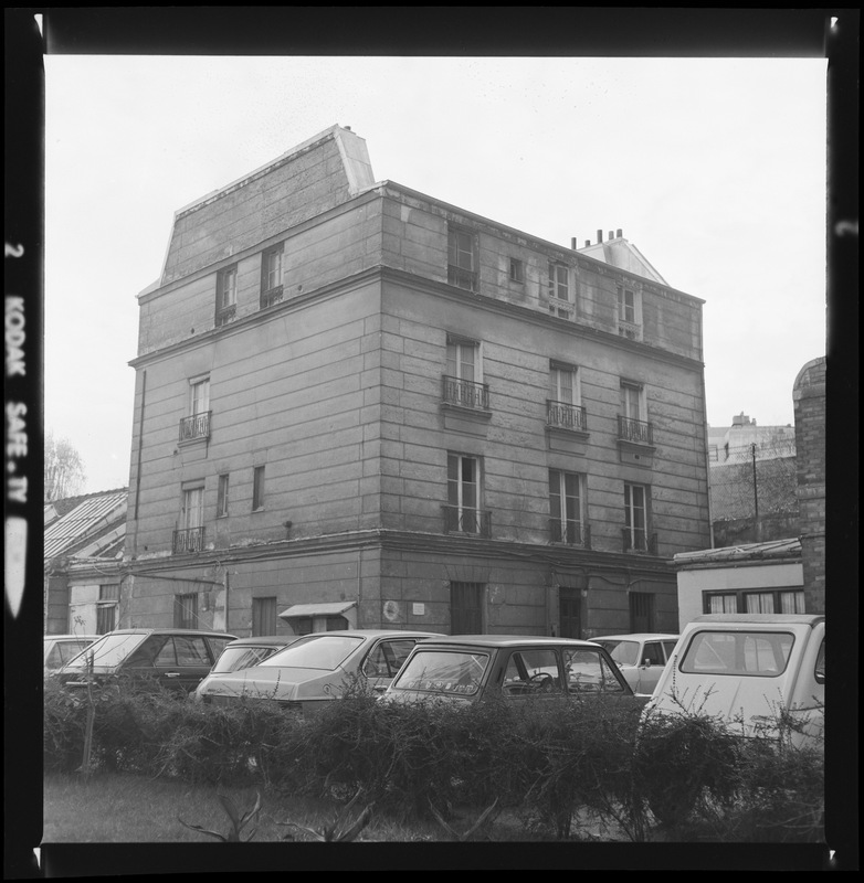 Vue extérieure des bâtiments jouxtant les ateliers d'artistes 77, avenue Denfert-Rochereau avant leur destruction [avant 1975] (titre forgé) / [24 images]