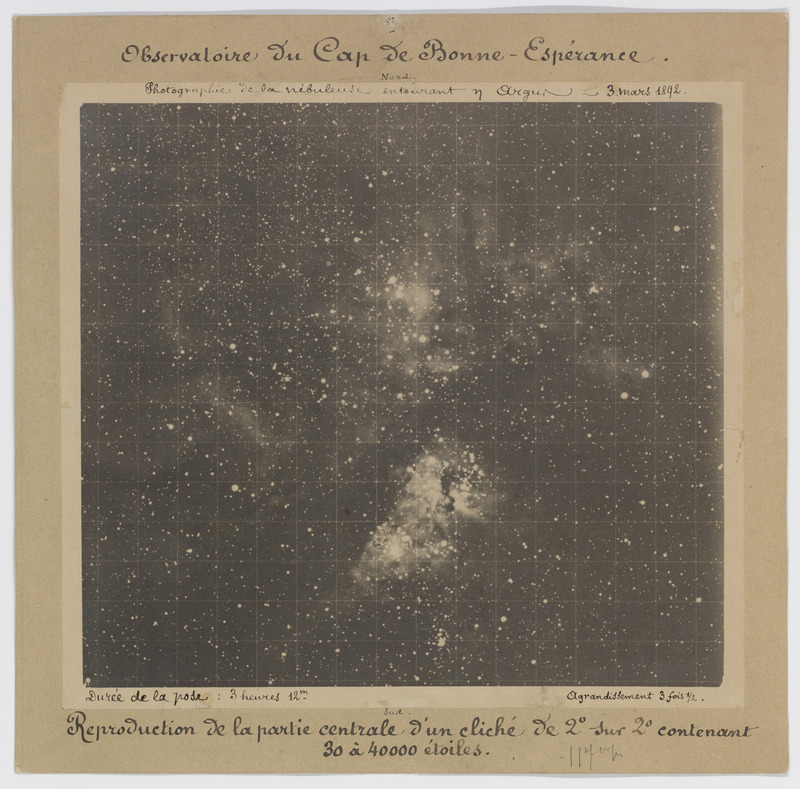 Observatoire du Cap de Bonne-Espérance. Photographie de la nébuleuse entourant ? Argus, 3 mars 1892, durée de la pose 3h 12m, agrandissement 3 fois ½. Reproduction de la partie centrale d’un cliché de 2° sur 2° contenant 30 à 40 000 étoiles (titre original)