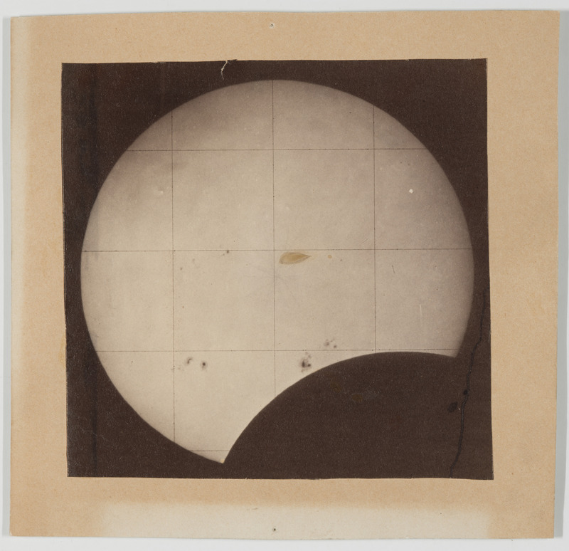 Photographie d’une éclipse partielle de soleil (titre forgé)