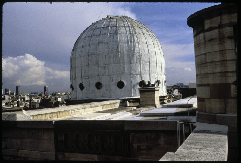 Observatoire de Paris - toit du batiment Perrault, coupole Arago (titre forgé)