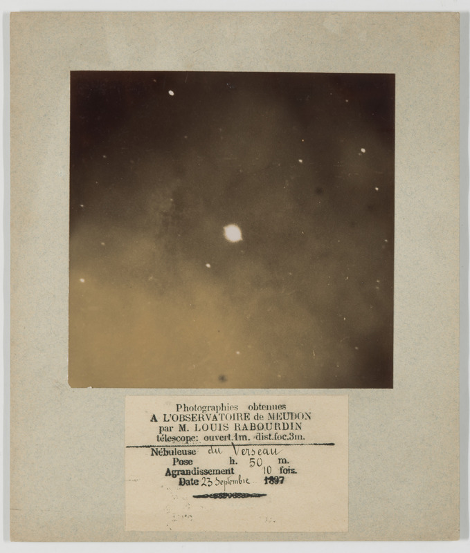 Photographies obtenues à l’observatoire de Meudon par M. Louis Rabourdin : nébuleuse du Verseau. Télescope 1m ouverture, 3m distance focale ; pose 50 m ; agrandissement 10 fois ; date 23 septembre 1897 (titre original)