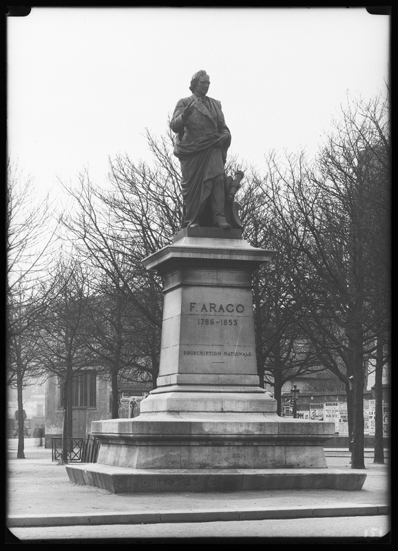 François Arago - Statue du boulevard Arago (Paris), le 22 mars 1935 (titre forgé)