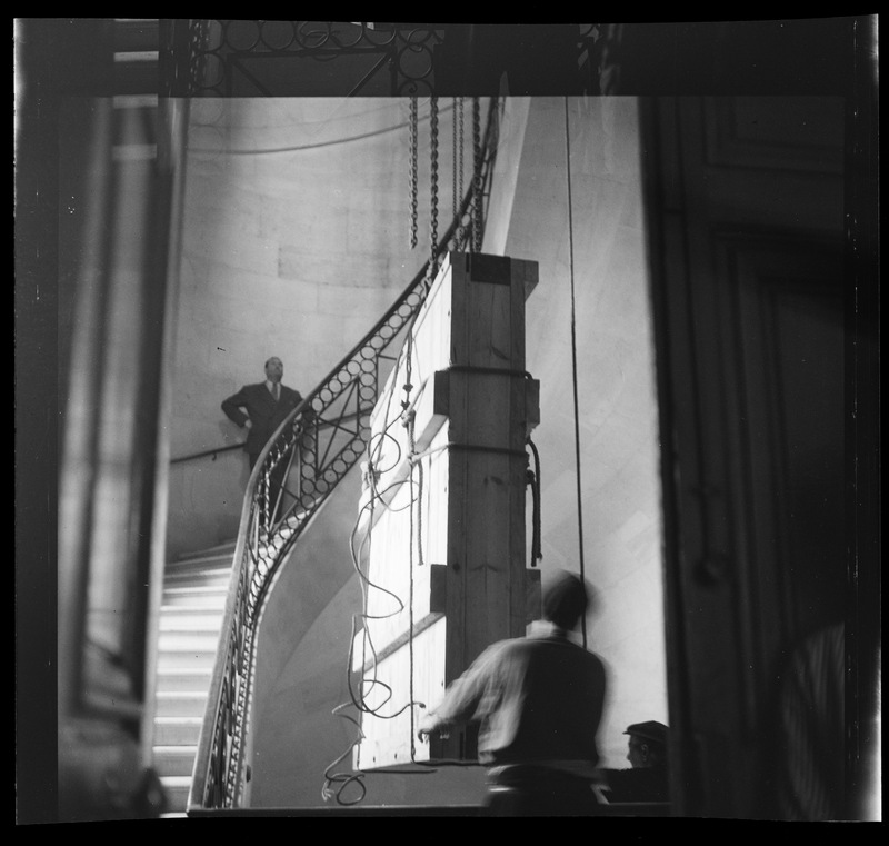 Miroir du télescope de 193cm de l'Observatoire de Haute-Provence : descente de la caisse et chargement de celle-ci sur le camion qui la transportera à l'Observatoire de Haute-Provence (titre forgé) / [11 images]