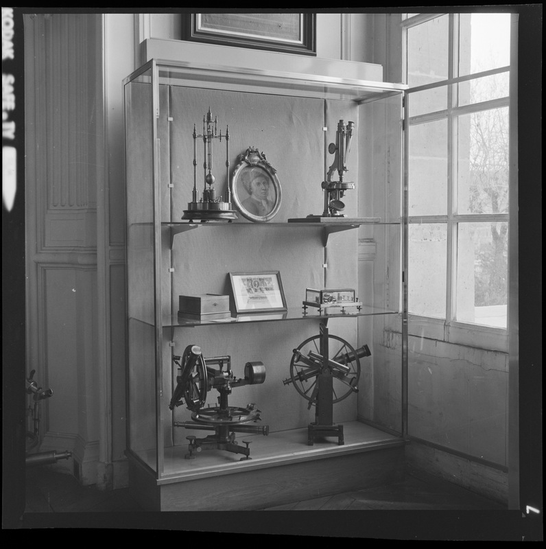 Vitrine gauche du Musée de l'Observatoire de Paris (salle Nord) contenant une lunette portative de Brunner et un théodolite à 2 lunettes (titre forgé)