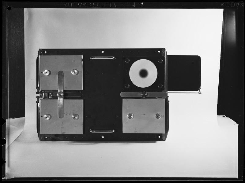 Châssis quadruple porte-atténuateurs ayant servi pour l'éclipse du soleil du 22 septembre 1968 à Yourgamish (Sibérie) - Laboratoire de Physique Astronomique de l'Observatoire de Paris (titre forgé)