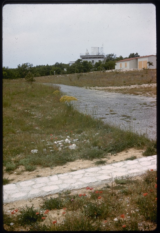 Vue du bâtiment de l'héliographe de Lyot - Observatoire de Haute-Provence (titre forgé) / [2 images]