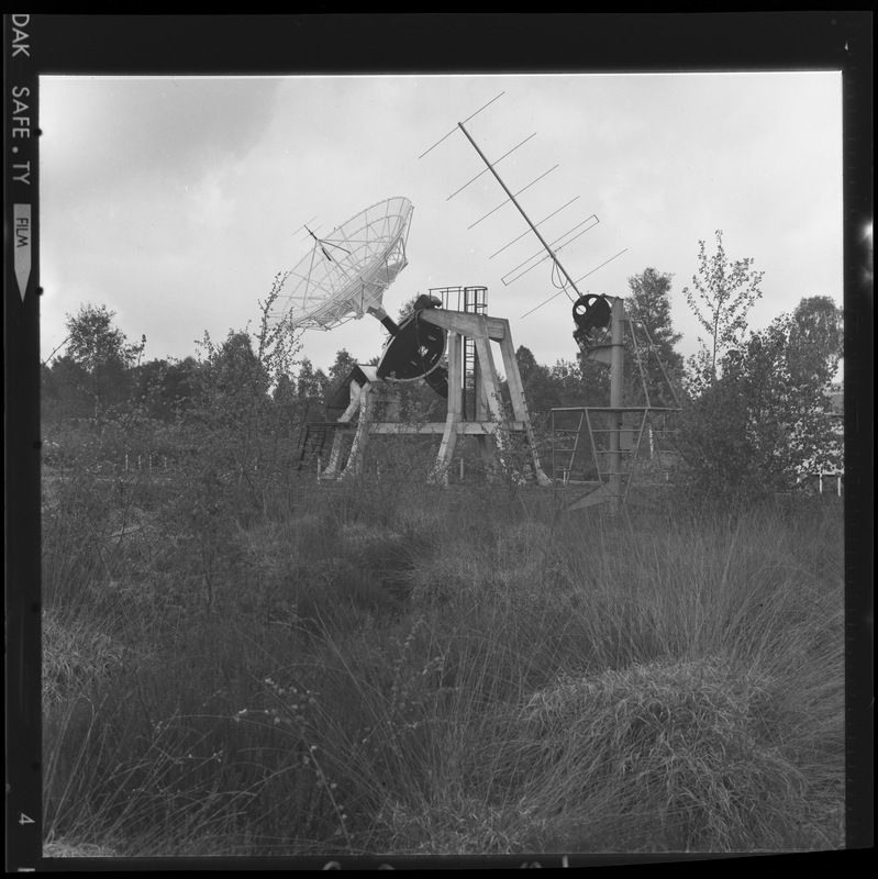 Au 1er plan : antenne de l'expérience STEREO, au 2ème plan : antenne de routine solaire - Station de Radioastronomie de Nançay (titre forgé)