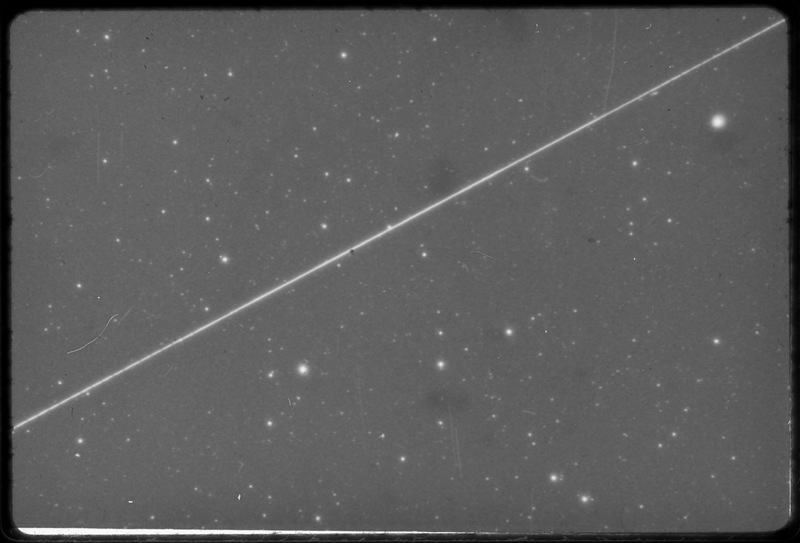 Passage du satellite Echo dans le ciel avec interruptions sur la trace pour noter le temps - service de M.Muller, Observatoire de Meudon (titre forgé)