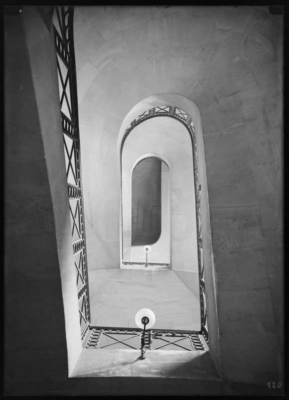 Le grand escalier, perspective verticale depuis le rez-de-chaussée, le 11 juillet 1934 - Observatoire de Paris (titre forgé)