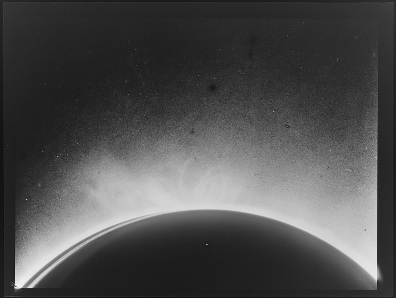 Image monochromatique de la couronne solaire. Filtre à bande de 13A° de large isolant la raie rouge 6374, le 4 septembre 1941 à 8h10 - Coronographe de 0m20 - Observatoire du Pic du Midi - Cliché B. Lyot (titre forgé)