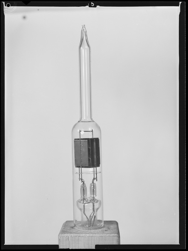 Pompe au titane. Télescope électronique (titre forgé) / [4 images]