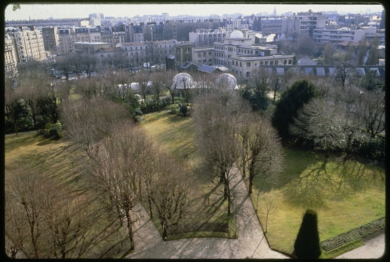 Observatoire de Paris - vue des jardins depuis le toit du batiment Perrault (titre forgé)