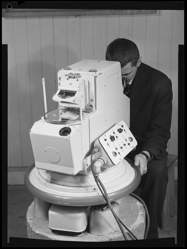 Bernard Guinot avec l'astrolabe impersonnel de Danjon (titre forgé)