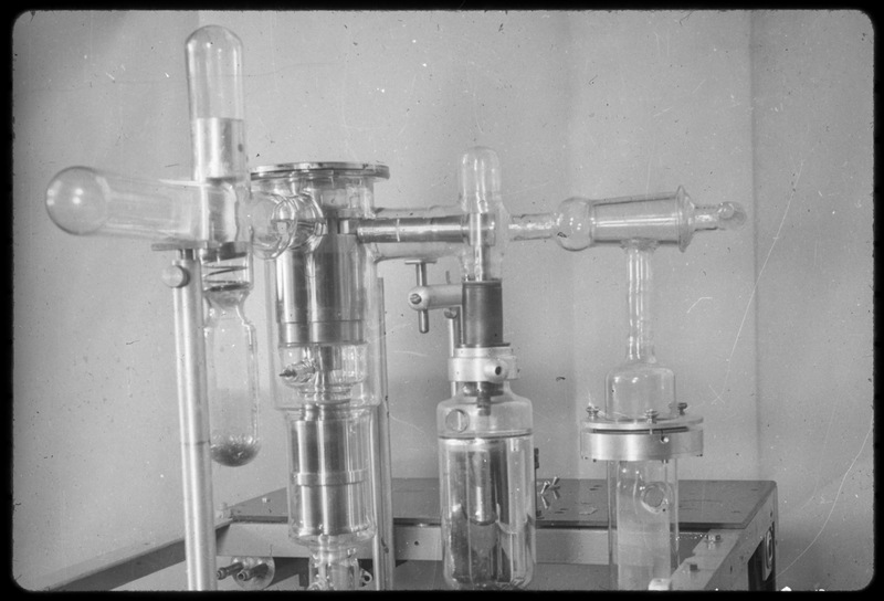 Tube électronique sur son bâti de pompage - laboratoire de physique astronomique, Observatoire de Paris (titre forgé)