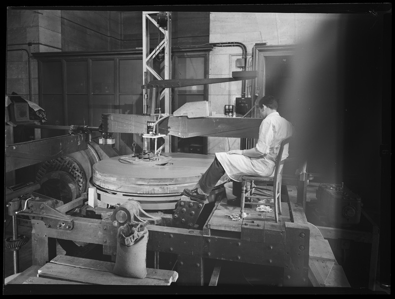 Miroir du télescope de 193cm de l'Observatoire de Haute-Provence : polissage - Laboratoire d'Optique de l'Observatoire de Paris (titre forgé) / [5 images]