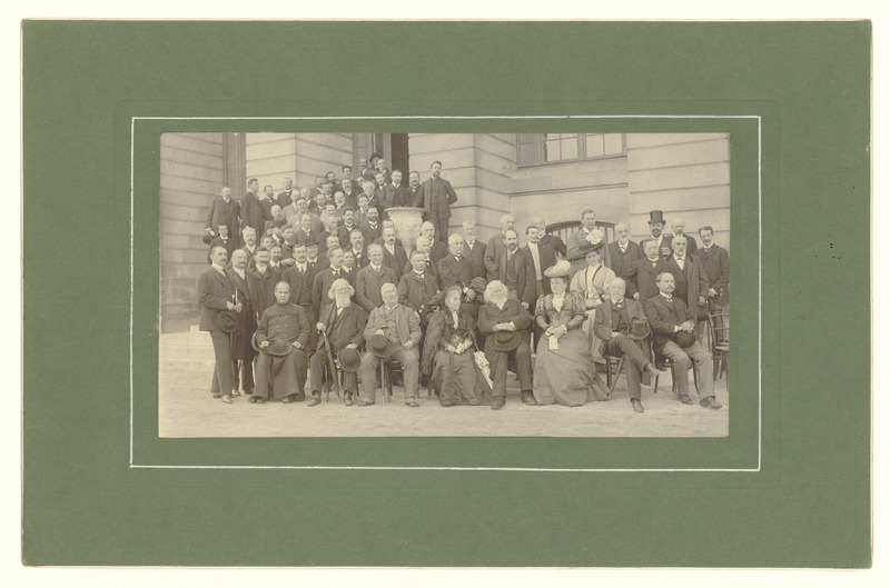 Photographie de groupe, prise à l’occasion du Congrès international des Etudes solaires tenu à l’observatoire de Meudon [20-23 mai 1907] (titre forgé)