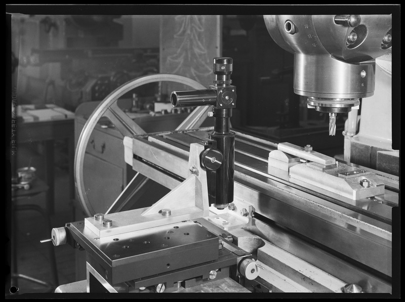 Montage pour la réalisation d'une came à la fraiseuse - Atelier de mécanique de l'Institut d'Astrophysique de Paris (Janvier 1973) (titre forgé)