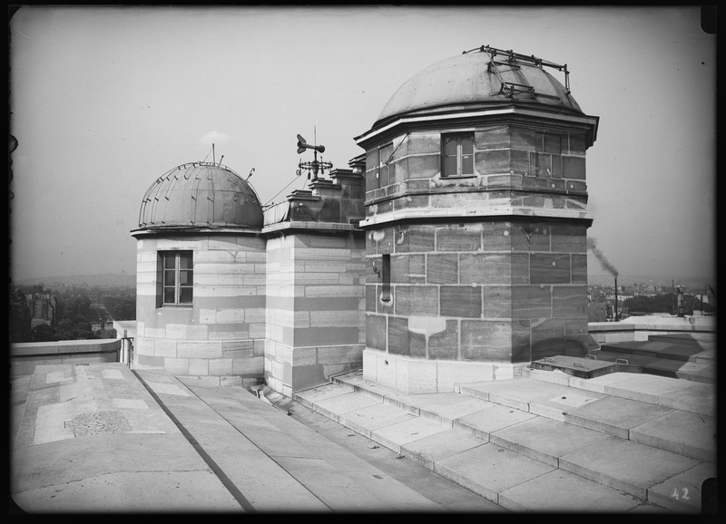 Terrasse supérieure et coupoles centrales, vue vers le nord, le 11 mai 1934 - Observatoire de Paris (titre forgé)