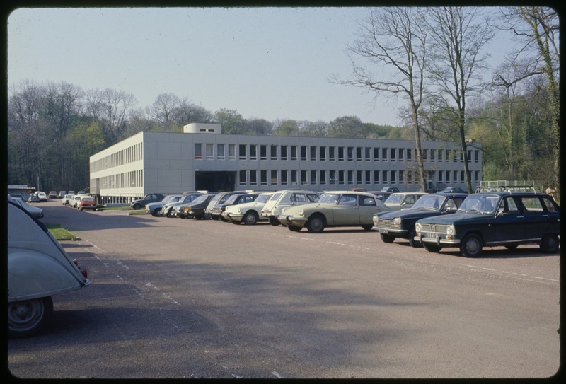 Extérieur du bâtiment 18 où se trouve la bibliothèque - Observatoire de Meudon (titre forgé)