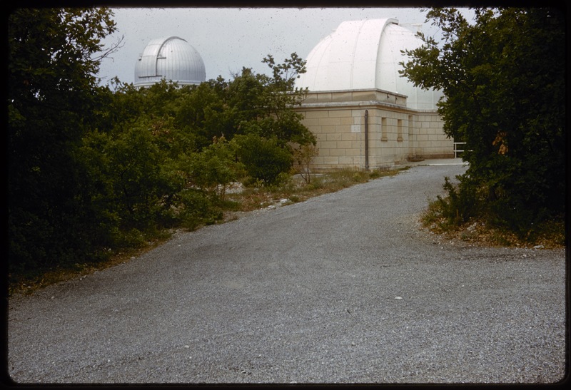 Coupole du télescope de 193 cm - Observatoire de Haute-Provence (titre forgé)