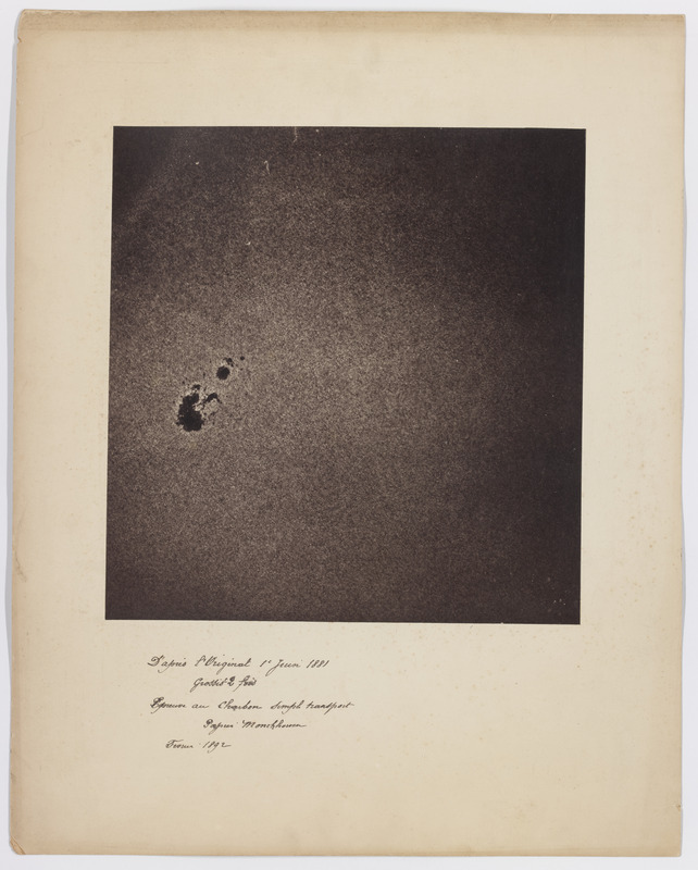 Granulation et taches solaires (titre forgé), D’après l’original 1er juin 1881, grossissement 2 fois, épreuve au charbon simple transport papier Monkhoven, Février 92 (titre original)