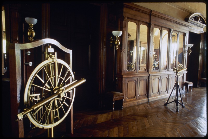 Grande Galerie (Musée), Cercle répétiteur - Observatoire de Paris, batiment Perrault (titre forgé)