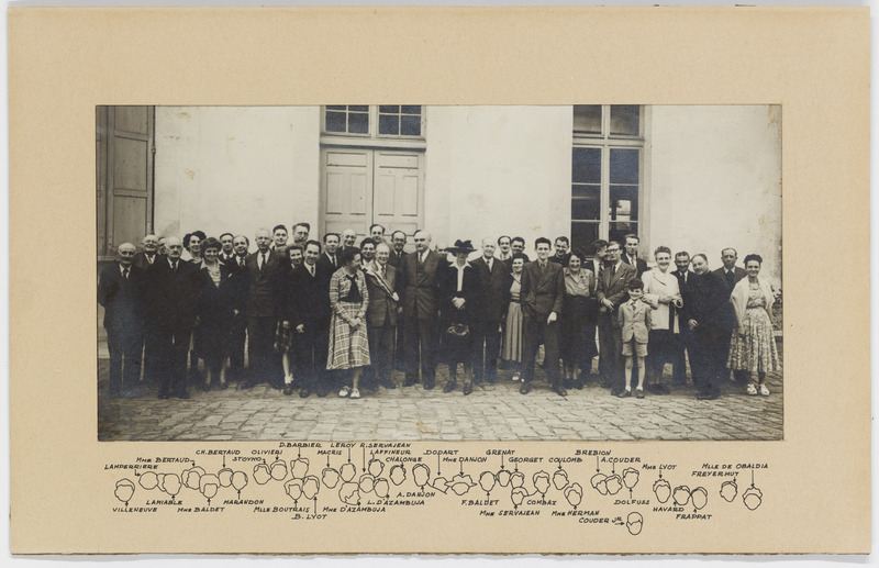 photographie de groupe pour les 50 ans d'ancienneté de M. d'Azambuja à Meudon. (titre forgé)