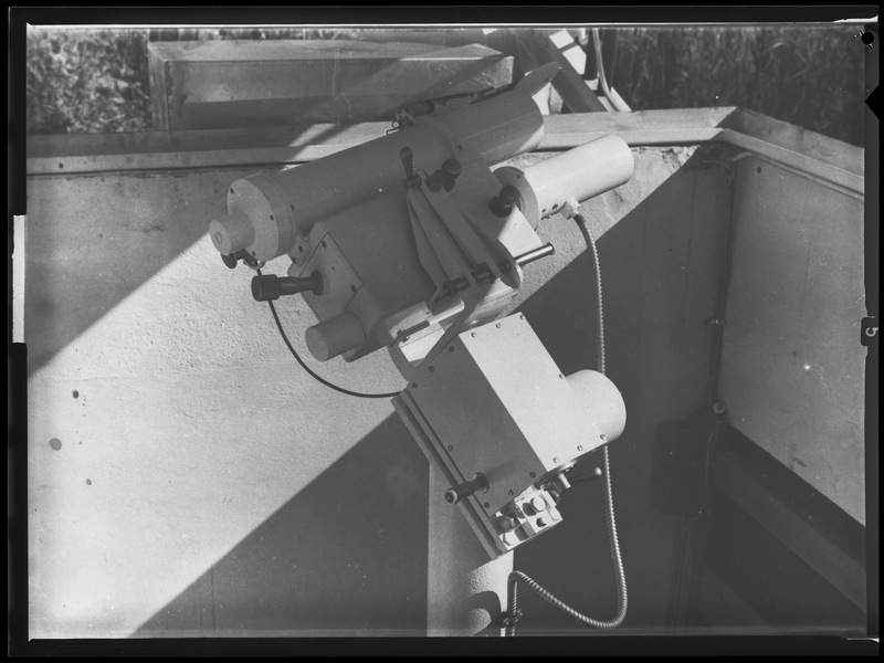 Spectropyrhéliographe : appareil enregistrant au cours de la journée la variation de l'énergie reçue du disque solaire en lumière monochromatique en vue de déterminer l'absorption atmosphérique - Laboratoire Peyturaux, station de Mt Louis (titre forgé)