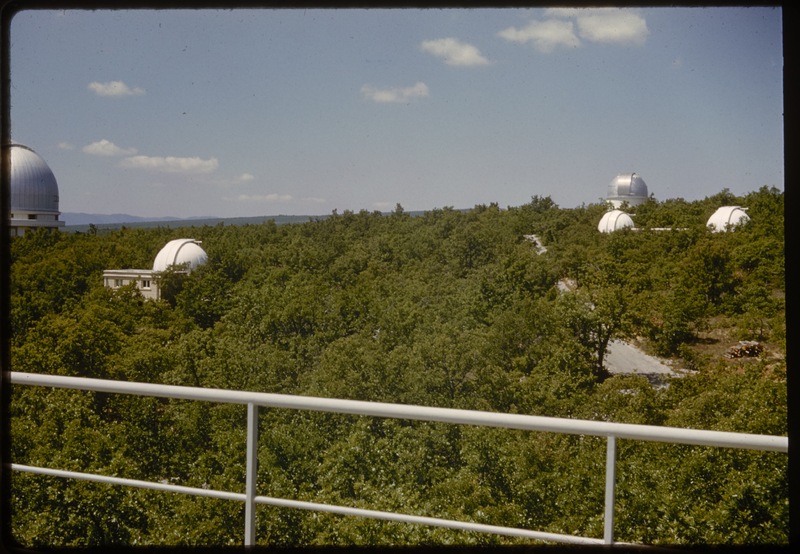 Vue sur les coupoles des télescopes de 193cm et 80cm, double coupole Schmidt petit prisme objectif, grand prisme objectif depuis la terrasse du spectrohéliographe - Observatoire de Haute-Provence (titre forgé)