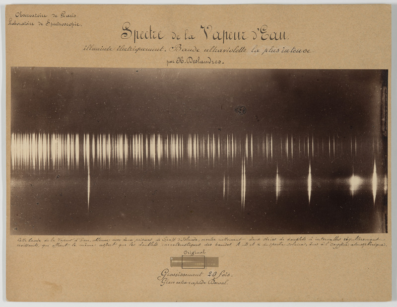 Spectre de la vapeur d’eau illuminée électriquement : bande ultraviolette la plus intense, par H. Deslandres. Bande obtenue avec deux prismes de spath d’Islande ; grossissement 20 fois, glace extra-rapide Dorval (titre original)