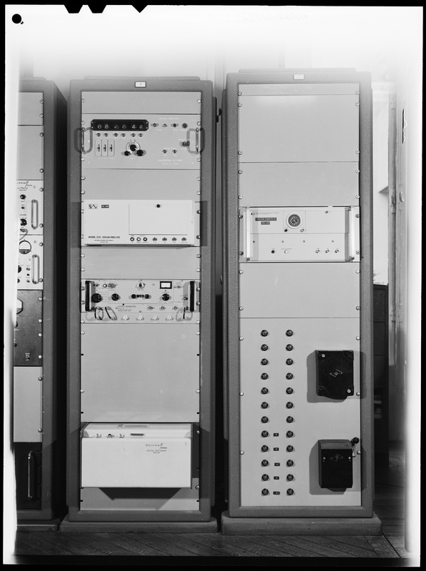 Horloges atomiques à jet de césium - service de l'Heure de l'Observatoire de Paris (titre forgé) / [3 images]