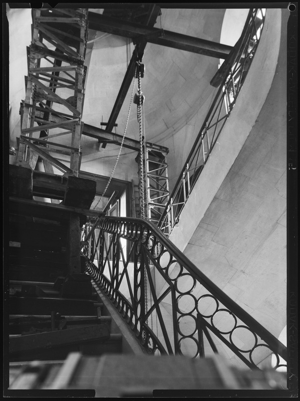 Echafaudage installé dans le grand escalier de l'Observatoire de Paris pour descendre une machine (janvier 1971) (titre forgé) / [2 images]